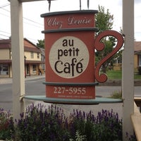 Photo taken at Au Petit Cafe Restaurant Chez Denise by E B. on 8/27/2012