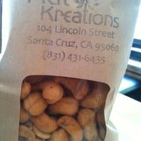 รูปภาพถ่ายที่ Nut Kreations โดย Floy B. เมื่อ 7/20/2012