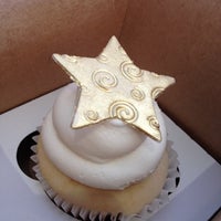 Снимок сделан в Heather&amp;#39;s Peace of Cakes пользователем Kar T. 6/21/2012