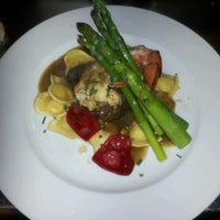 Photo prise au Pasta Tree Restaurant &amp;amp; Wine Bar par Suzzette M. le2/18/2012