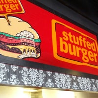 รูปภาพถ่ายที่ Stuffed Burger โดย Evan C. เมื่อ 7/28/2012