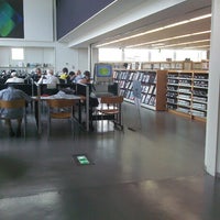 Photo taken at 桑名市立中央図書館 by zwzw on 8/19/2012