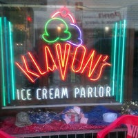 Foto tomada en Klavon&amp;#39;s Ice Cream Parlor  por Chuck R. el 5/31/2012