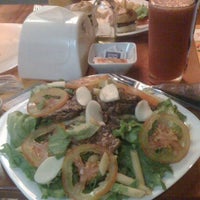 Foto tirada no(a) Swell Sucos e Saladas por Nahara M. em 6/25/2012