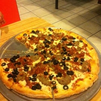 Снимок сделан в The Original Milano&amp;#39;s Pizza (Oakland) пользователем Thirdchai S. 8/3/2012
