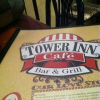 Foto tirada no(a) Tower Inn Cafe por Julie B. em 6/14/2012