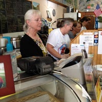 4/13/2012 tarihinde Skip M.ziyaretçi tarafından Mckinley&amp;#39;s Bread Shop &amp;amp; Deli'de çekilen fotoğraf