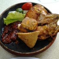 Photo taken at Sri Bistari Changi Village Famous Nasi Ayam Penyet by Ryan L. on 8/27/2012