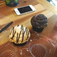 8/10/2012 tarihinde Angela S.ziyaretçi tarafından Say It With Sugar Cake Shop'de çekilen fotoğraf