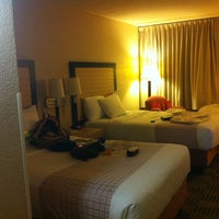 Foto diambil di La Quinta Inn &amp;amp; Suites Clifton/Rutherford oleh Jisoo M. pada 8/1/2012