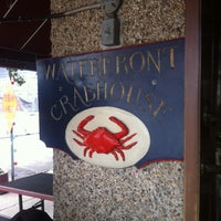 Foto tomada en Waterfront Crab House  por Nicholas C. el 8/19/2012