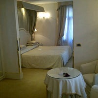 Das Foto wurde bei Hotel A La Commedia von Giacomo N. am 3/17/2012 aufgenommen