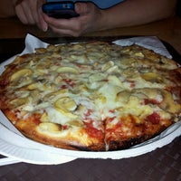 Foto tomada en Pizza By Pappas  por Sarah F. el 6/28/2012