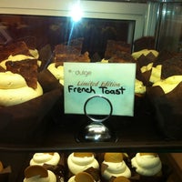 9/2/2012にAndrea H.がIndulge Cupcake Boutiqueで撮った写真