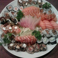 Photo taken at Sushi Los Ruas by Marleide F. on 4/29/2012