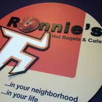Foto tomada en Ronnie&amp;#39;s Bagels  por Vito B. el 3/28/2012