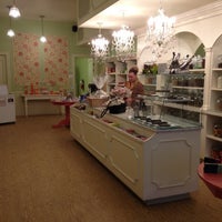Foto tomada en The Candy Store &amp; ThimbleCakes  por Donna D. el 3/8/2012
