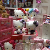 Photo taken at Trendy Hub by ❀ ✿ ❁ ✾ ✽ ❃ ❋ on 5/5/2012