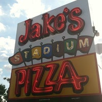 Photo prise au Jake&amp;#39;s Stadium Pizza par Justin H. le6/3/2012