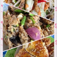Photo taken at ส้มตำ ไก่หมุน 5 ราว (Thai Spicy Salad &amp;amp; Grilled Chicken) by monday O. on 6/4/2012