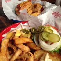 Photo taken at Fuddruckers by Kuyawes H. on 5/8/2012
