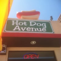 Foto tirada no(a) Hot Dog Avenue por John Y. em 5/13/2012