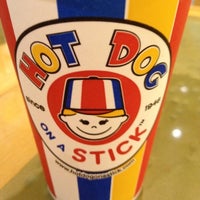 Das Foto wurde bei Hot Dog on a Stick von Celeste G. am 5/1/2012 aufgenommen