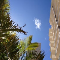 Foto tirada no(a) Coconut Waikiki Hotel por Steve G. em 8/3/2012