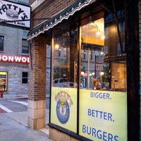 Foto tomada en Fatty&amp;#39;s Burgers &amp;amp; More  por Christopher M. el 6/2/2012