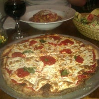 Foto diambil di La Nonna Pizzeria Trattoria Paninoteca oleh Lourdes P. pada 4/27/2012