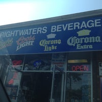 Das Foto wurde bei Brightwaters Beverage Center von Anne G. am 7/4/2012 aufgenommen