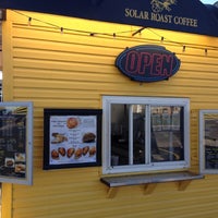 4/21/2012 tarihinde Andrew W.ziyaretçi tarafından Solar Roast Coffee Drive Thru'de çekilen fotoğraf