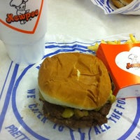 Снимок сделан в Kewpee Hamburgers пользователем Steve S. 7/14/2012