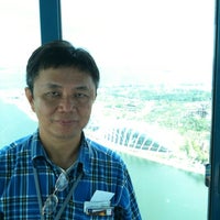 Photo taken at Singapore Flyer Gifts by Suwan P. on 7/20/2012