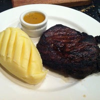 Photo taken at Kingsleys Steak &amp;amp; Crabhouse by Senem G. on 4/23/2012