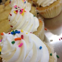 รูปภาพถ่ายที่ Kayce Cupcakes โดย Kayce W. เมื่อ 6/14/2012