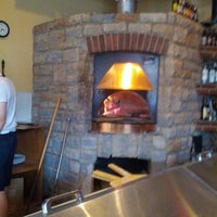 Das Foto wurde bei Amato&amp;#39;s Woodfired Pizza von Petorious J. am 5/12/2012 aufgenommen