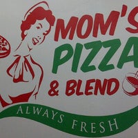 Photo taken at Mom&amp;#39;s Pizza &amp;amp; Blend by Ariyo H. on 4/4/2012