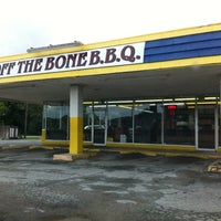 รูปภาพถ่ายที่ Off The Bone BBQ, Inc. โดย Chris G. เมื่อ 6/7/2012