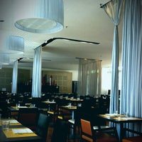 Foto tomada en The Glass Bar &amp;amp; Restaurant  por Stella Z. el 5/28/2012