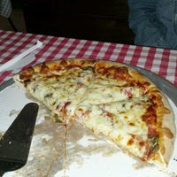 Foto tomada en Rosati&amp;#39;s Pizza  por Christopher B. el 6/30/2012