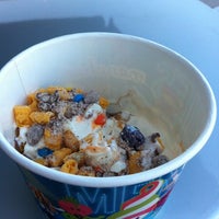 Photo taken at Menchie&amp;#39;s Frozen Yogurt by Katherine K. on 8/13/2012