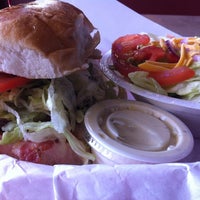 Foto tomada en Moonies Burger House  por Teresa C. el 8/15/2012