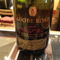 Foto scattata a Adobe Road Winery da James Marshall B. il 6/24/2012