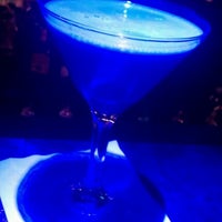 Foto scattata a Deja Vu Martini Lounge da Rob S. il 2/21/2012