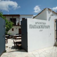 รูปภาพถ่ายที่ Αρχοντικό Παπαδόπουλου โดย Demetris V. เมื่อ 6/29/2012