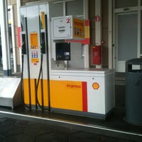 Foto scattata a Shell Express da Johnny S. il 8/30/2012