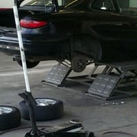 รูปภาพถ่ายที่ Les Schwab Tire Center โดย Ash M. เมื่อ 5/31/2012