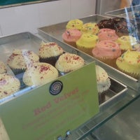 รูปภาพถ่ายที่ Swirls Bake Shop โดย Ryan K. เมื่อ 8/2/2012