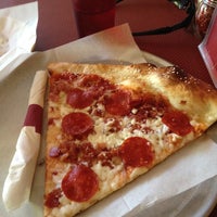 Снимок сделан в Mojo Pizza n&amp;#39; Pub пользователем Brian A. 4/28/2012